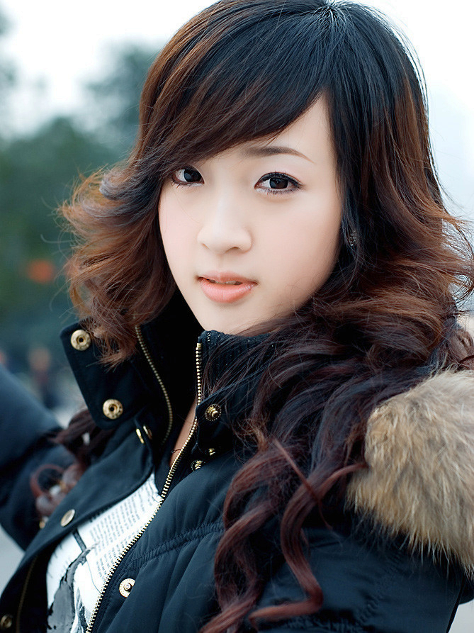 一个在冬日美景下的青涩可爱北方女孩