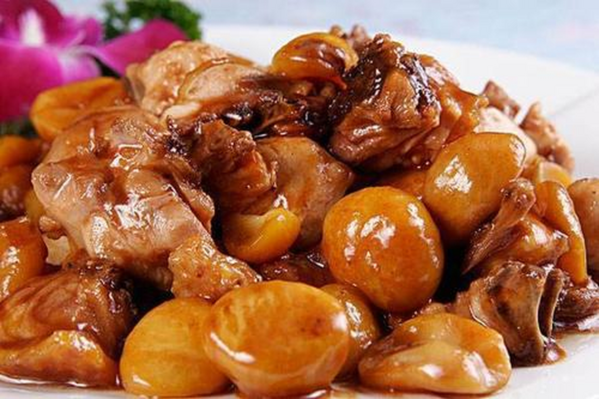 梅城肥鸡,是一款江西大余的汉族传统名菜,江西大余是世界著名的钨都