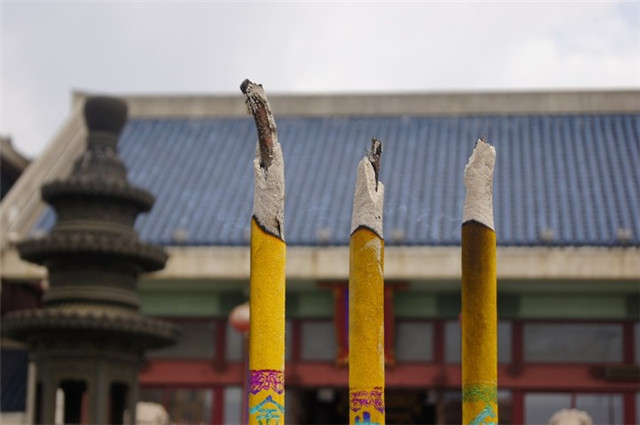 为什么烧香拜佛的时候都要点三根香呢?原来这里面有很大的学问
