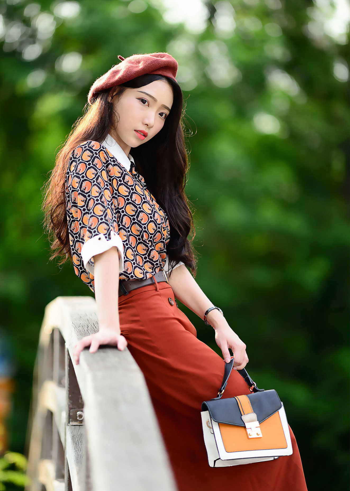 鸭舌帽美女,秀秀更耀眼