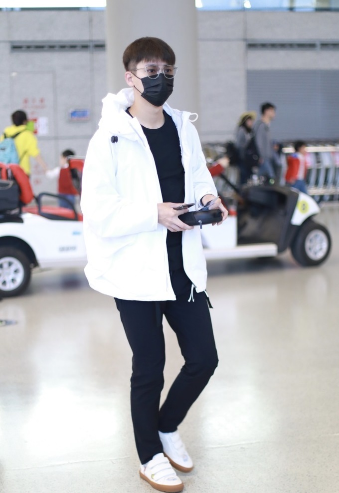 熊梓淇现身机场!黑白搭配非常抢眼,网友:好帅气的熊老师!