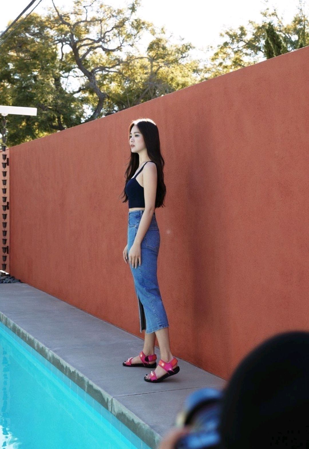 宋慧乔拥有好身材真任性!穿黑色小背心配牛仔半身裙,时尚又高级