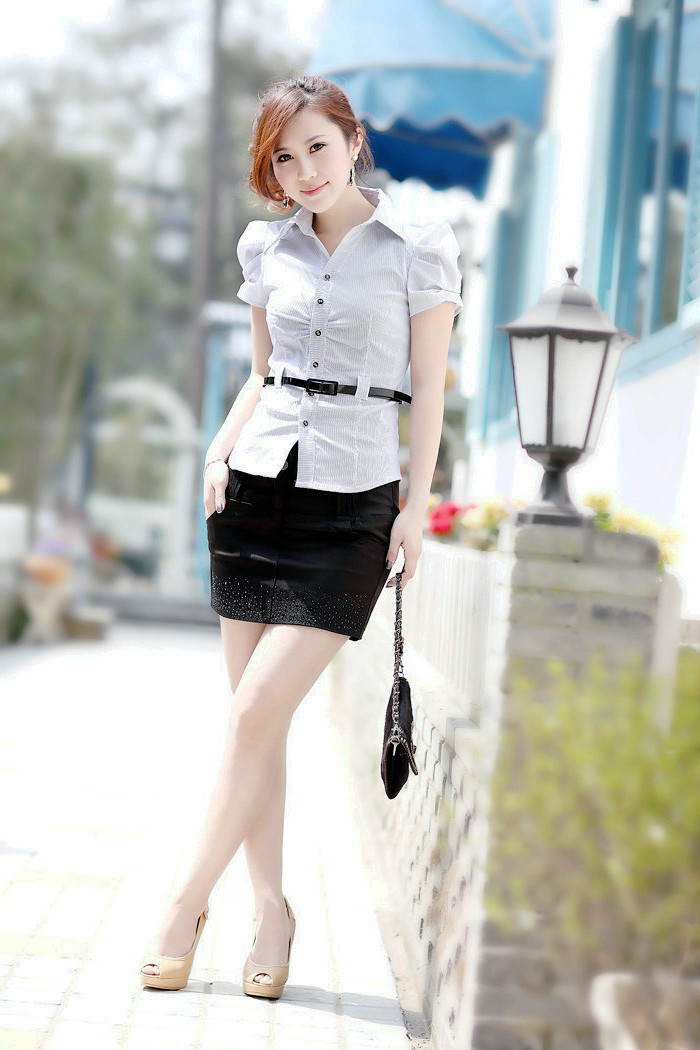 一个走在下班路上留影的气质女白领