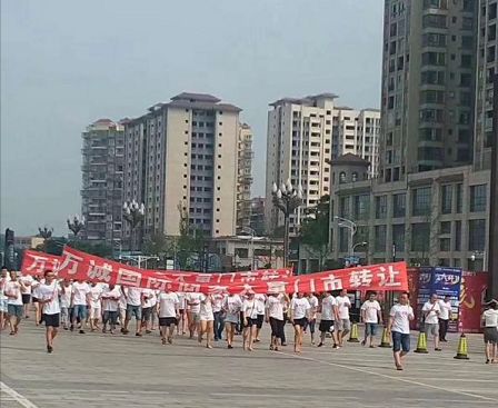 免租期"谈不拢"泸州万诚国际中心商家"集体转让"