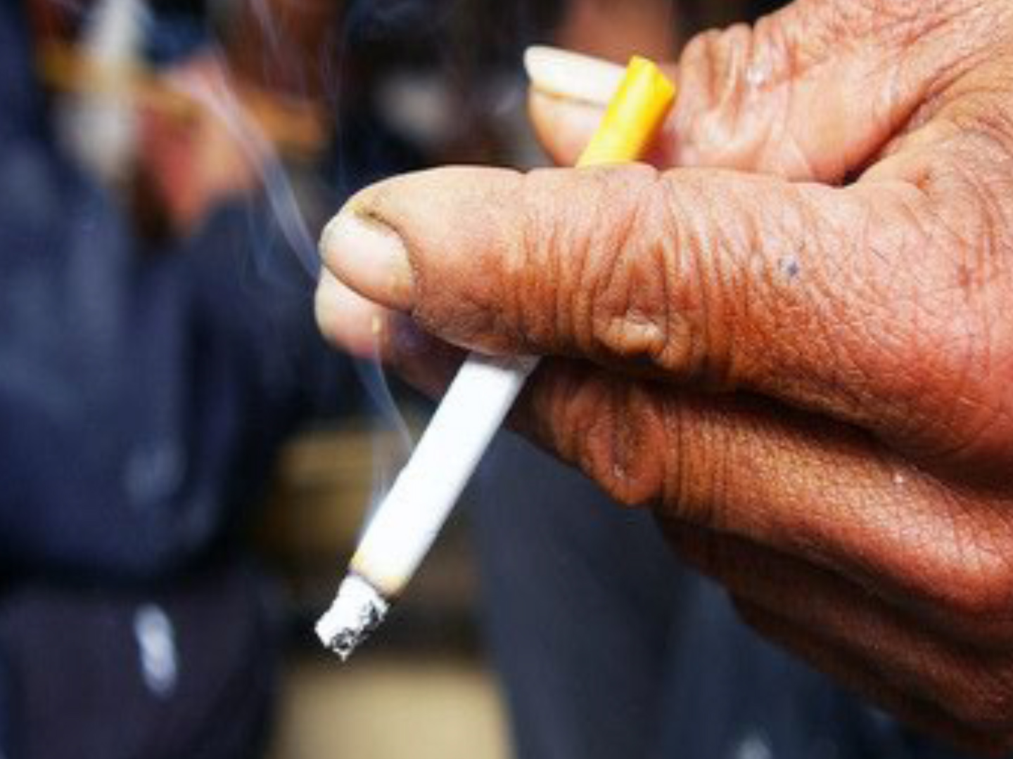 过年村里常见现象:男人们见面就散烟,烟都还挺贵,这是