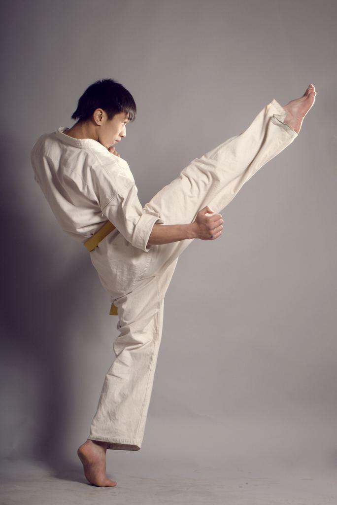 空手道是日本传统格斗术结合琉球武术唐手而形成的, 起源于日本武道和