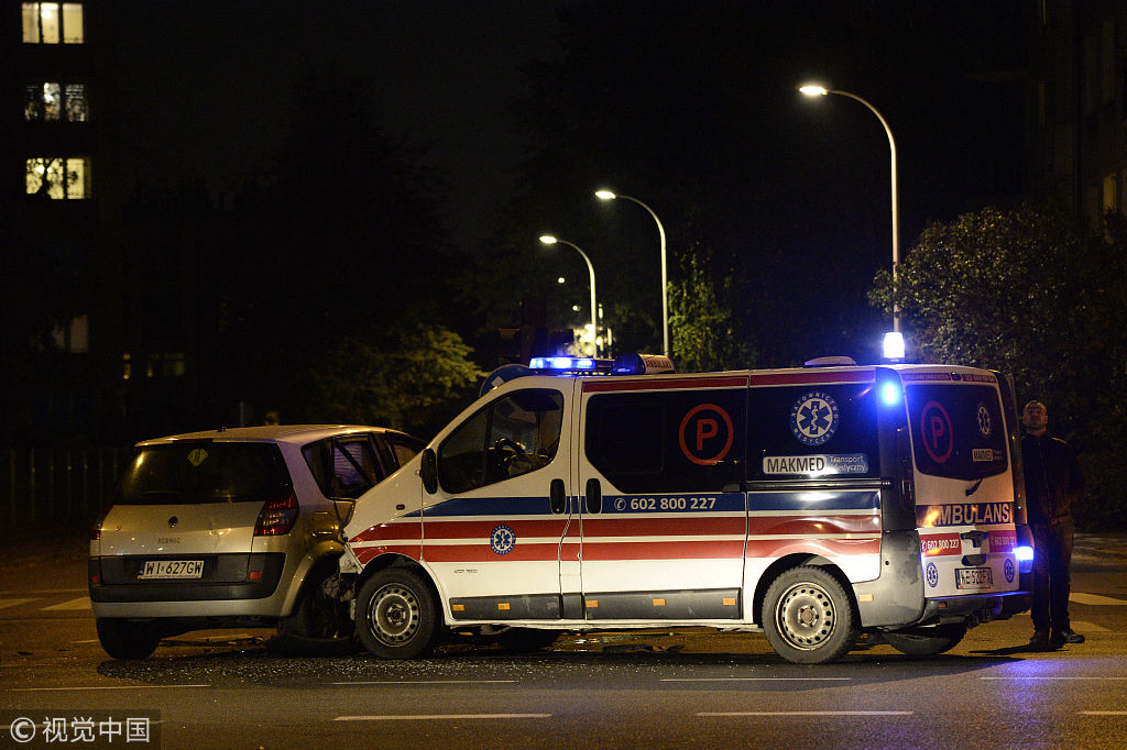 救人不成反添乱?波兰一辆救护车与轿车相撞