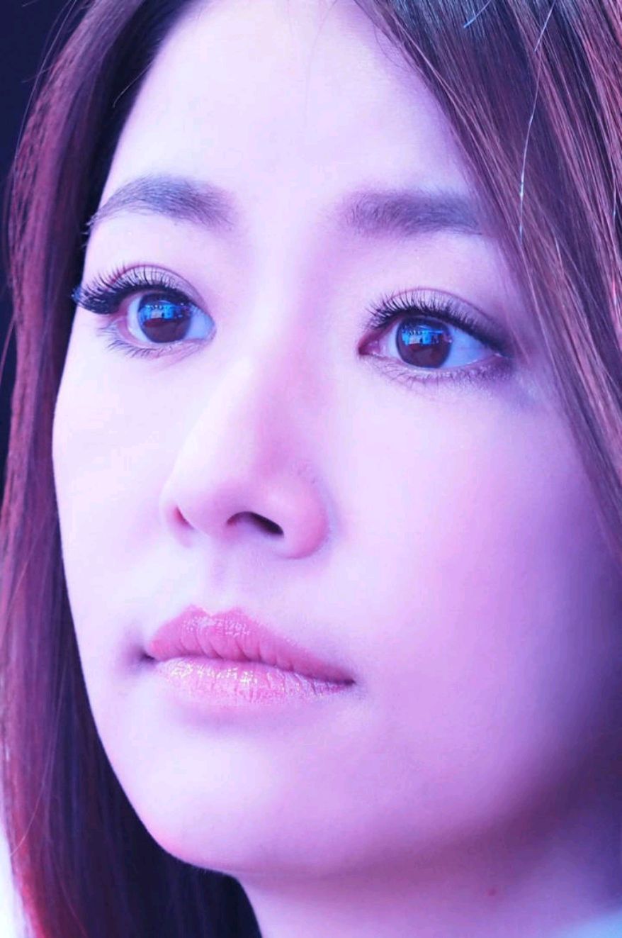 林心如纯白束腰连衣裙敛藏绅雅,斜露半肩展现节制性感之美