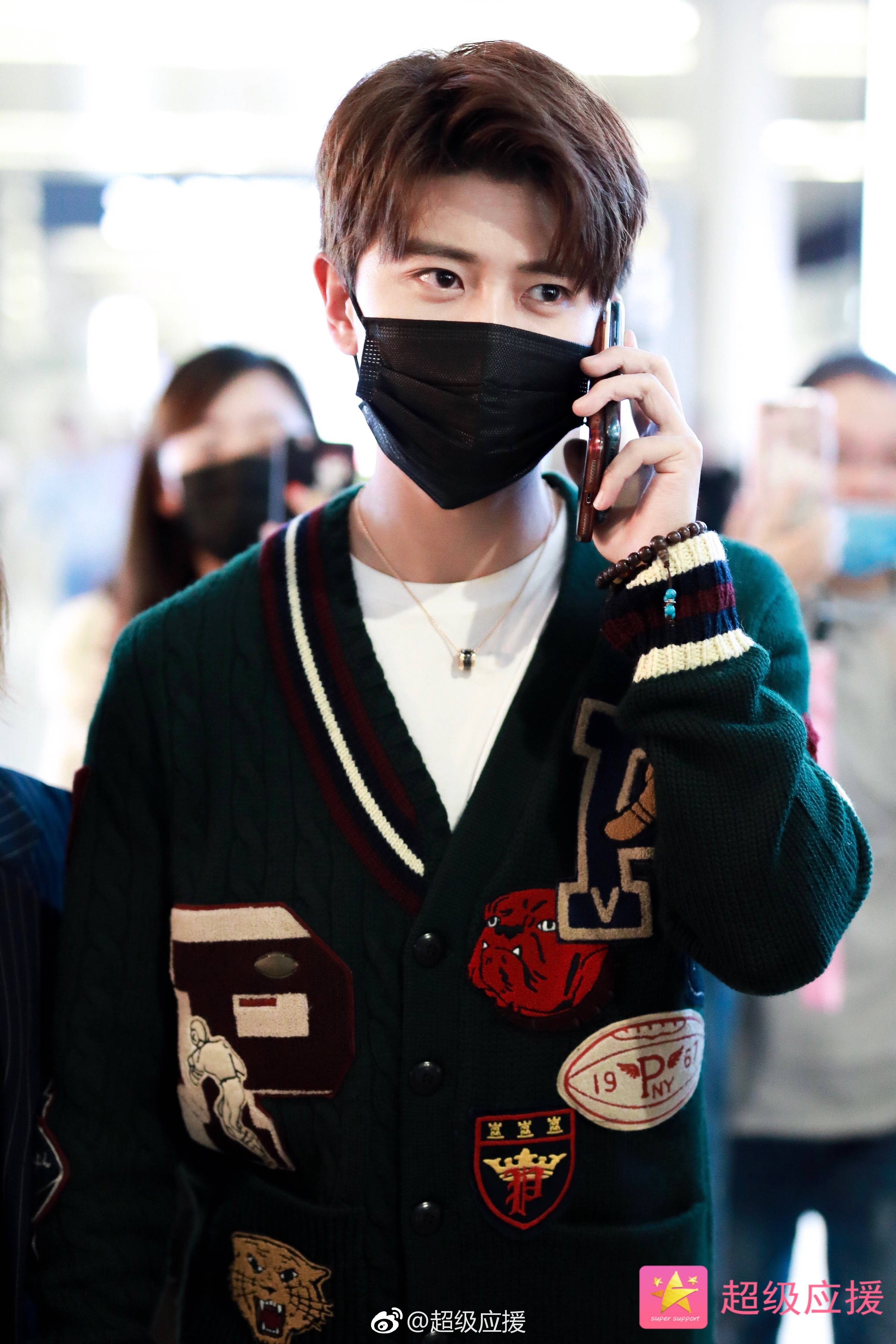 任嘉伦一身潮装现身机场,笑起来时候简直温柔炸了