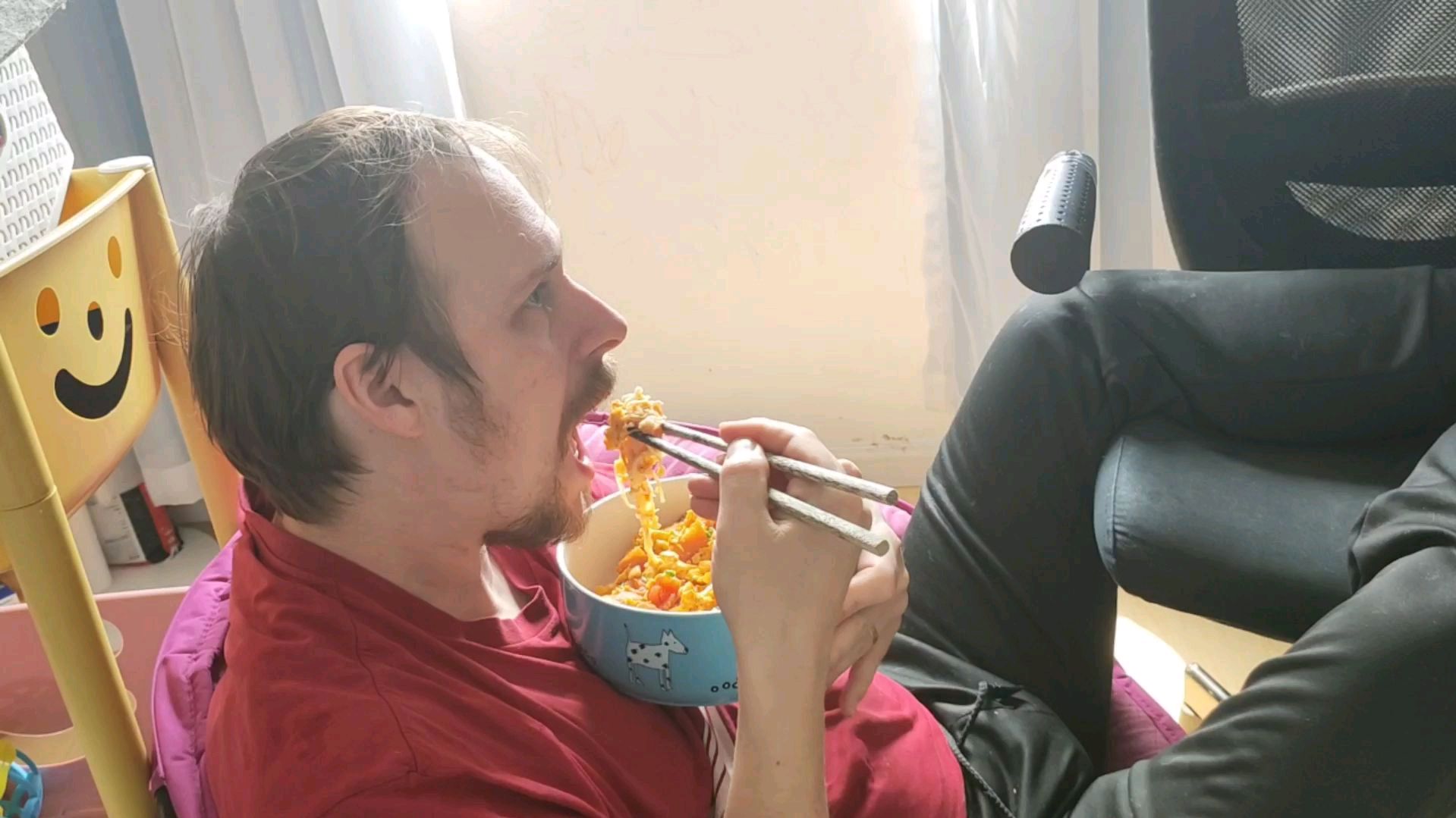 老外吃中国美食,媳妇做的西红柿鸡蛋面太美味了,吃了个精光