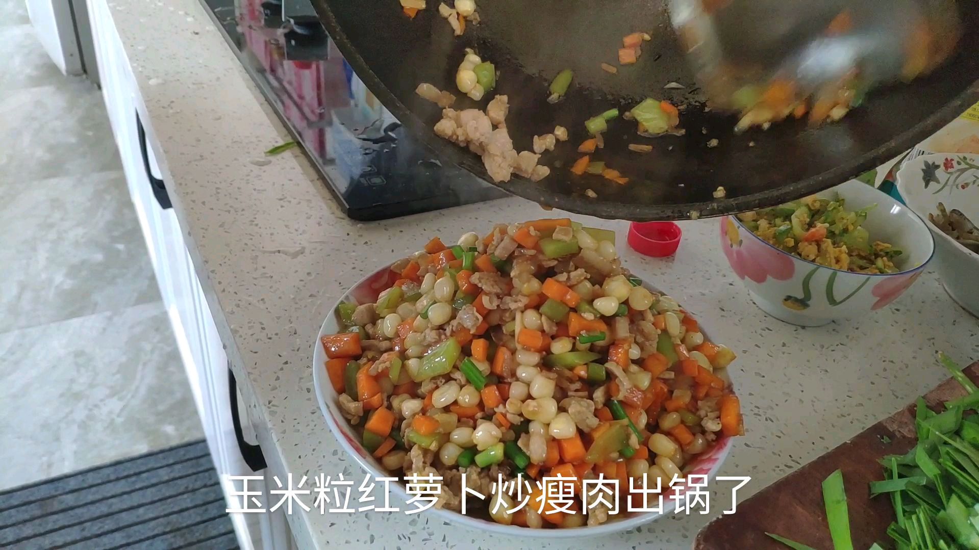 一一爷爷搞回野生河虾,奶奶做午餐三丁菜大人小孩都爱吃的