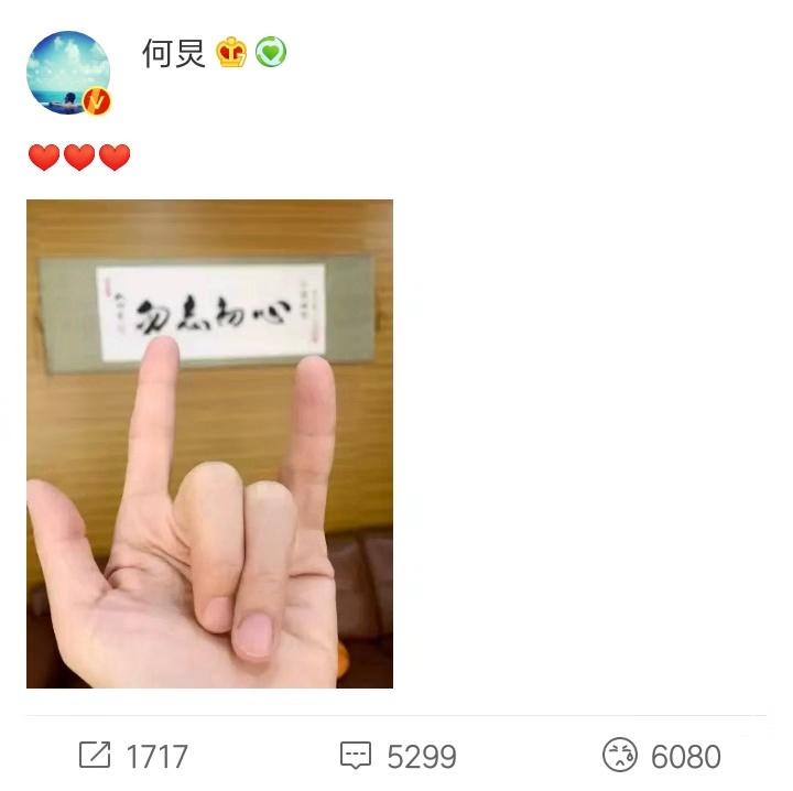 最好的哀悼是不需要言语的,他仅用一个手势就表达了所有的悲痛