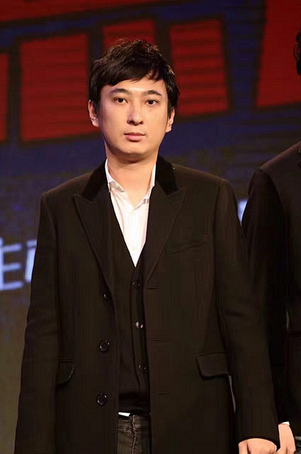 王思聪"王大厨"深夜亲自掌勺一脸认真,身后豪宅成十分