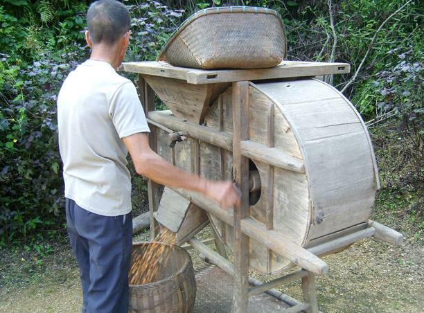 谷风车一般都是集体的东西,一般也很少有人去管理.所以损坏的比较快.