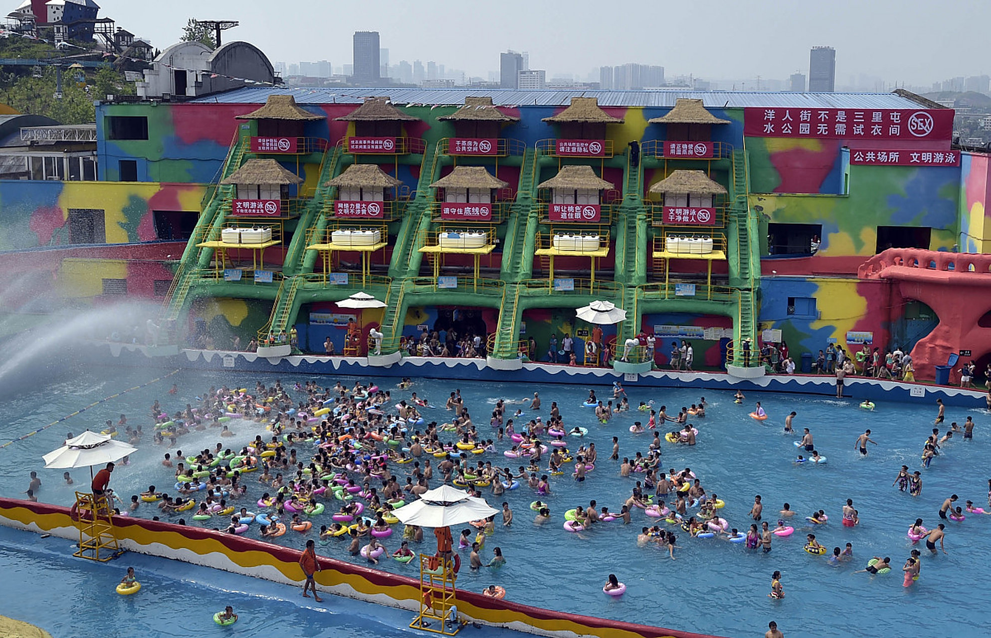 重庆玛雅海滩水上公园,占地约18万平方米,是重庆华侨城在渝打造的除