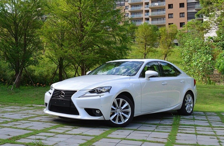 也是披着羊皮的狼?雷克萨斯is 200t涡轮增压版