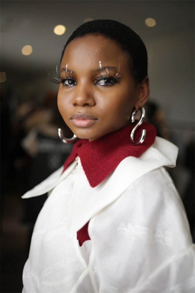 让你的眼睛闪亮起来,从四大时装周看国际美妆趋势