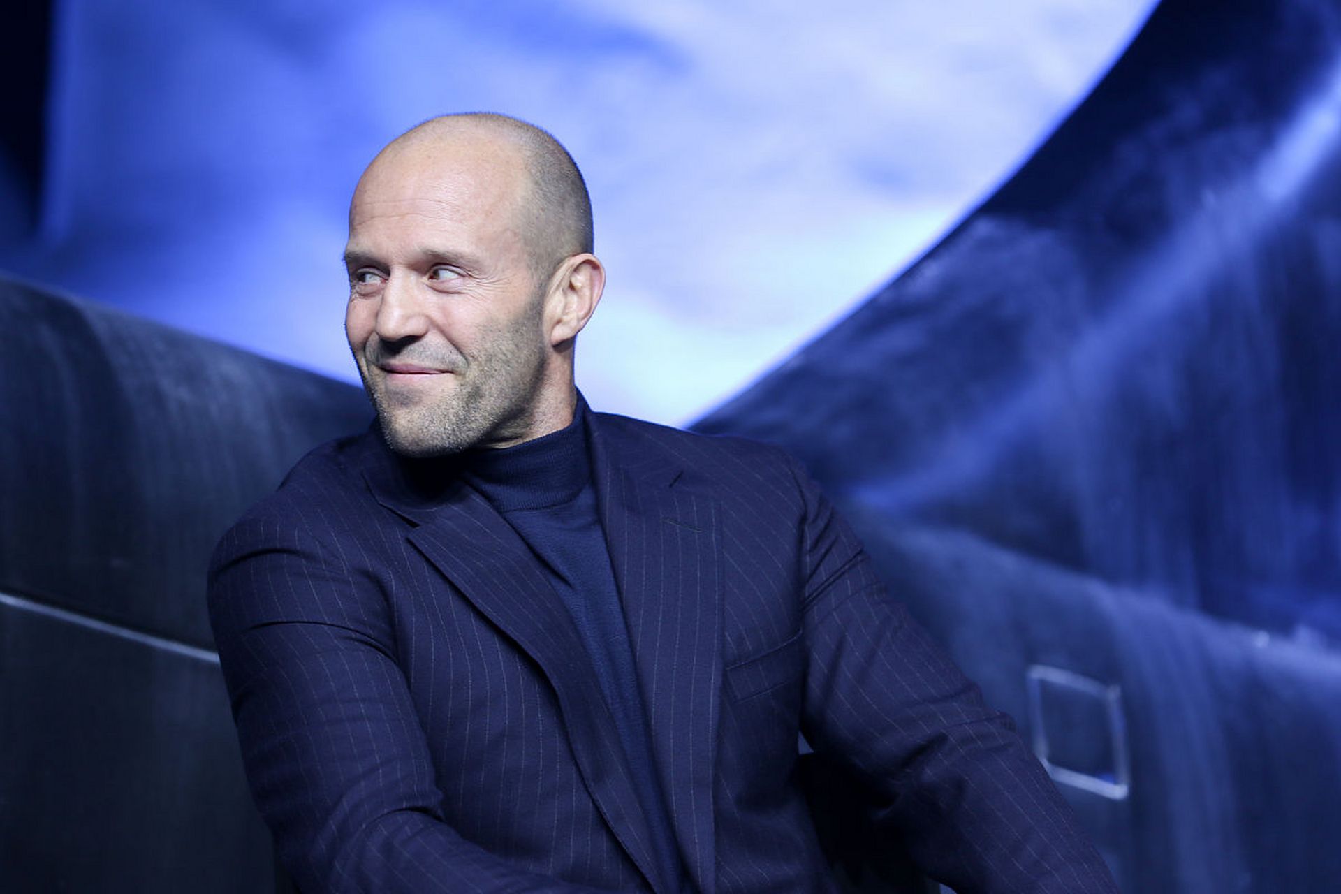 杰森斯坦森这穿搭真的是很好看,一身黑色西服,感觉很神秘,但不是所有