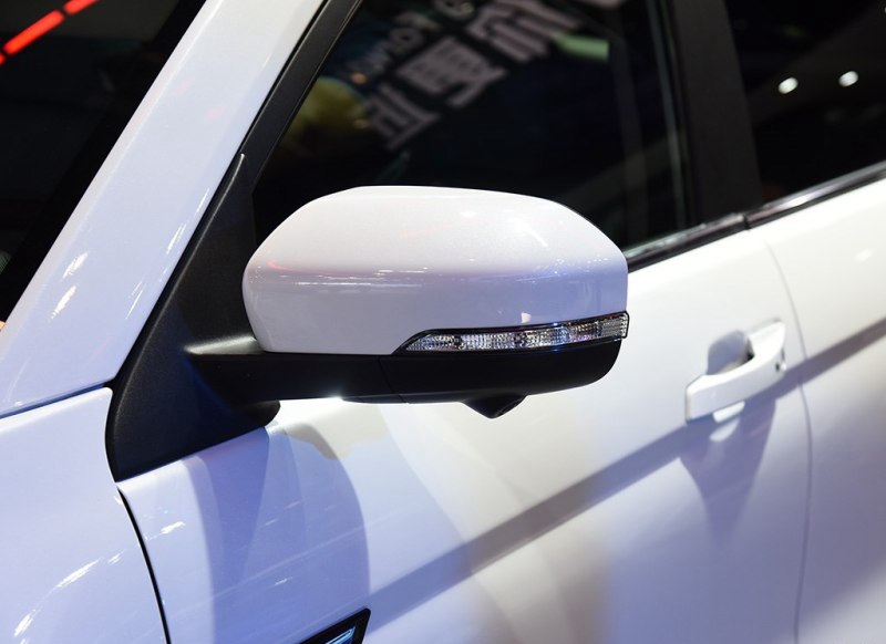 这是这款车的后视镜,凸显出了这款车的时尚感,这款车的后视镜看起来很