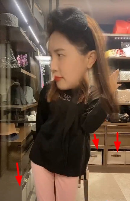 韩国女星李多海的衣帽间一角曝光,摆放各种名牌包,颜值不如从前