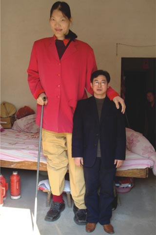 中国第一的"女巨人",身高2米48,连姚明都要抬头看她!