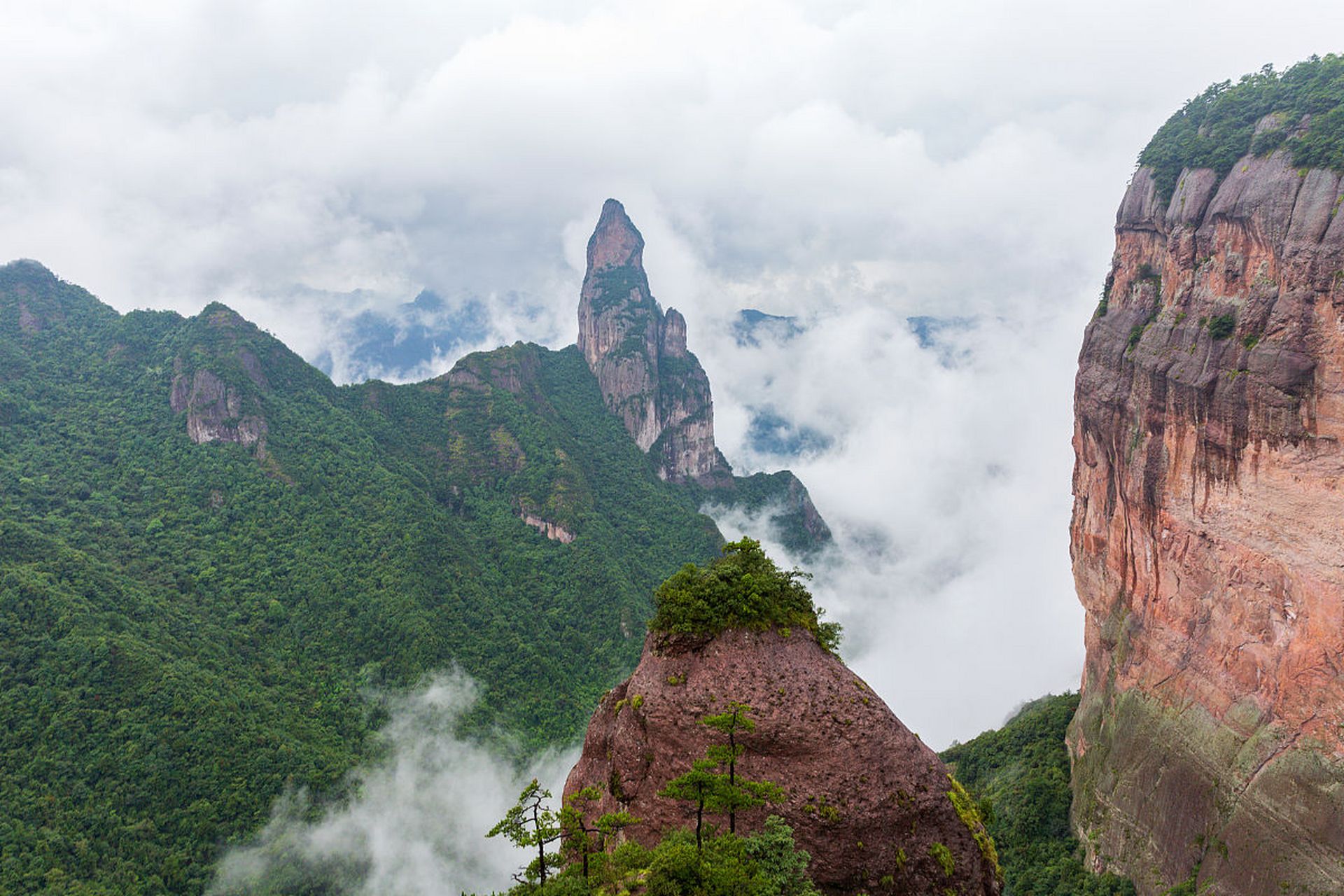 仙都国家级风景名胜区旅游攻略  仙都,位于浙江省丽水市缙云县,是一处