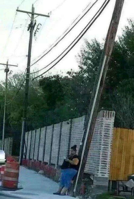 搞笑gif:电线杆感觉到很大压力,姑娘考虑下电线杆感受