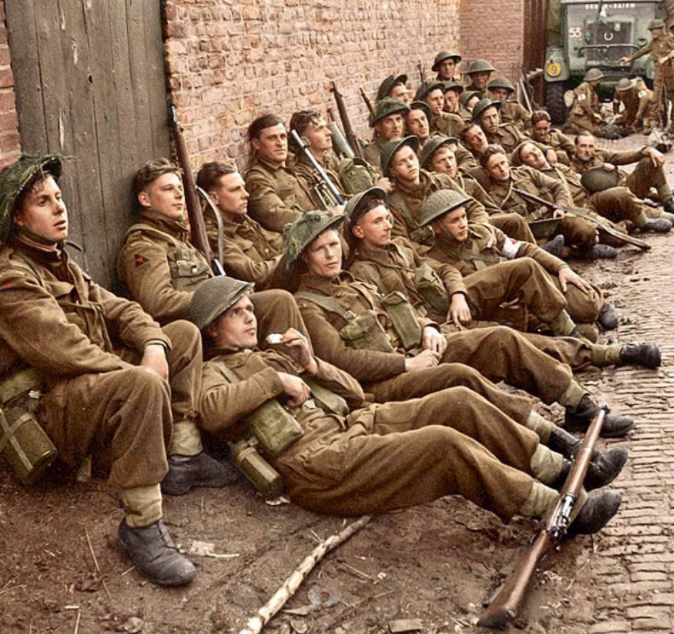 这是北非战场的一幕,照片拍摄于1940年10月,英军第32坦克旅第4皇家