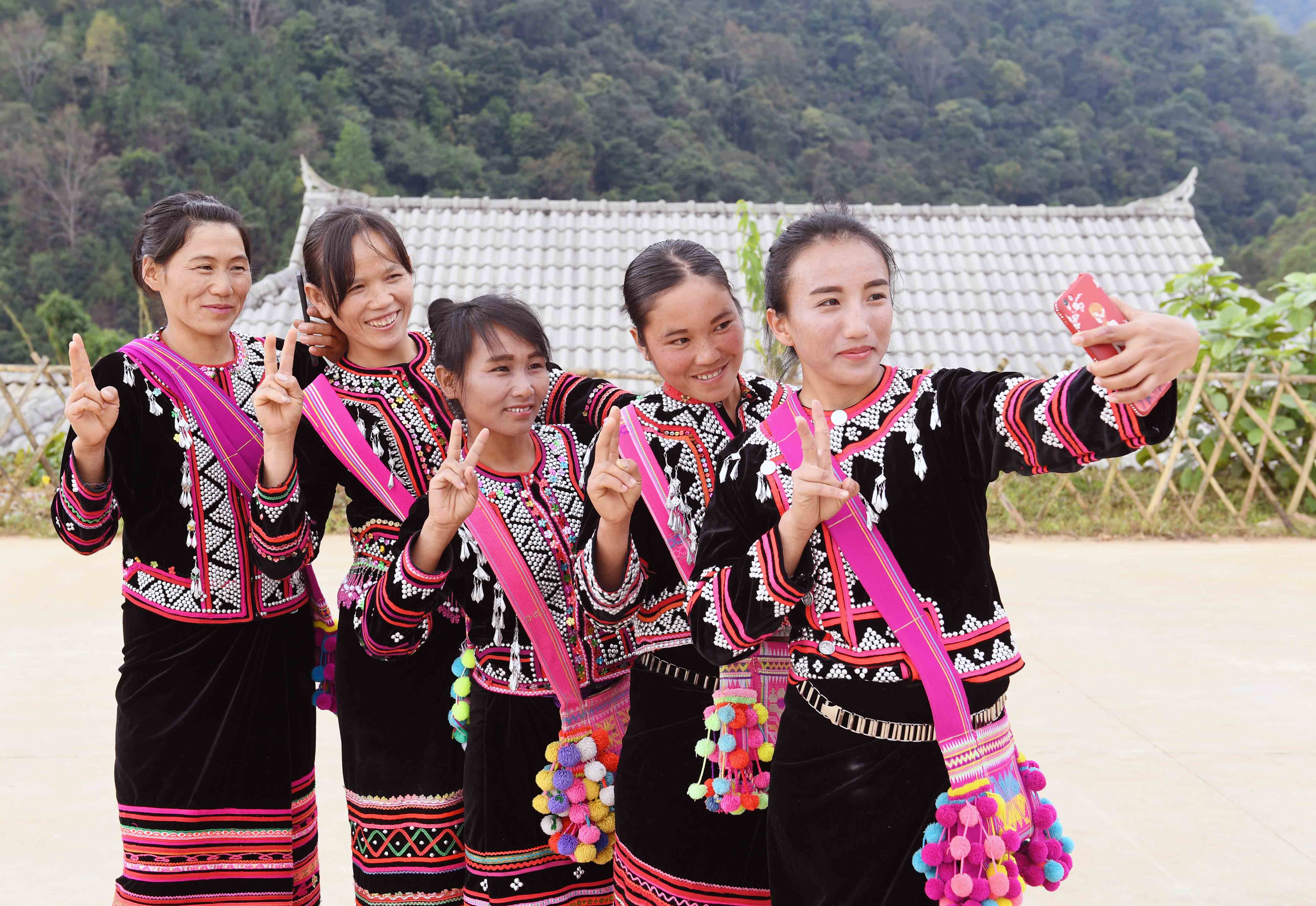 云南澜沧:拉祜族山寨农民的新生活