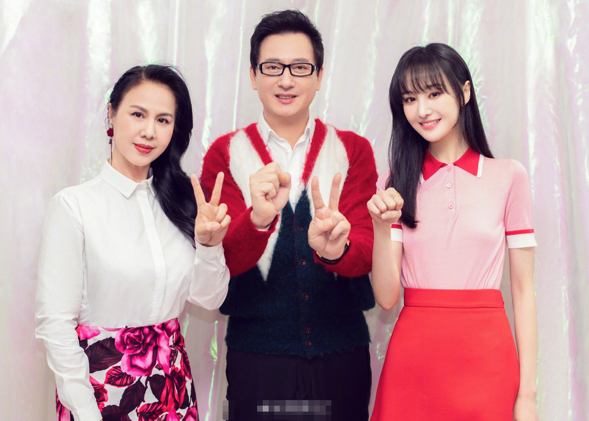 郑爽携家人登台唱歌,一家喜庆装扮太养眼,网友:郑爽可别再瘦了