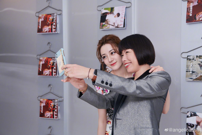 vogue主编晒与迪丽热巴合照 热巴调皮回应