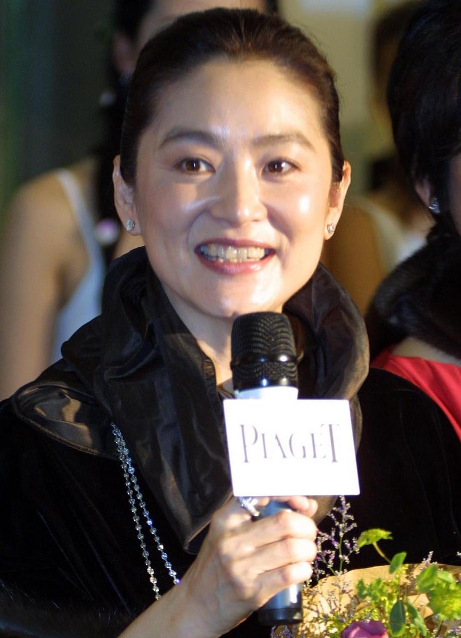 林青霞再次成为金马奖的焦点,她荣获终身成就奖,这一荣誉是对她几十年