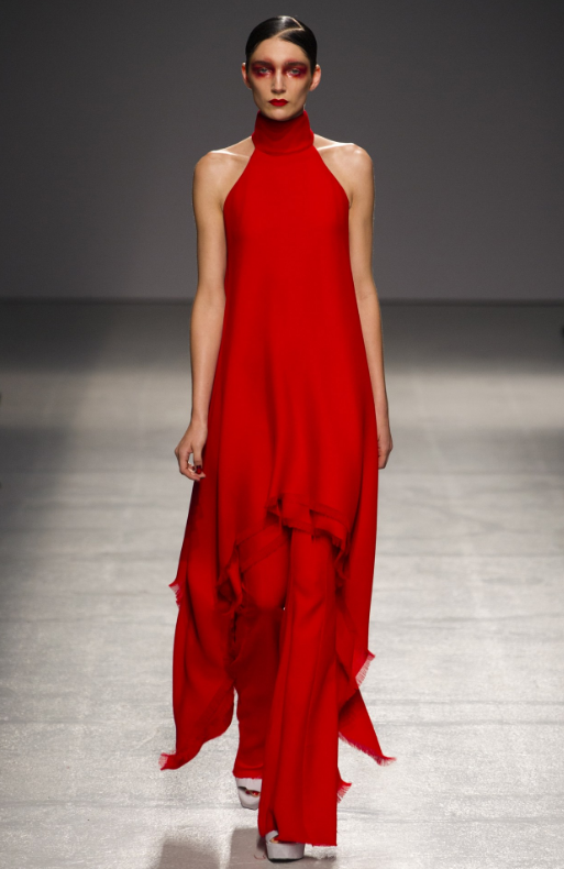 模特秀场绽放迷人魅力,服饰充满时尚元素,造型新潮美观.