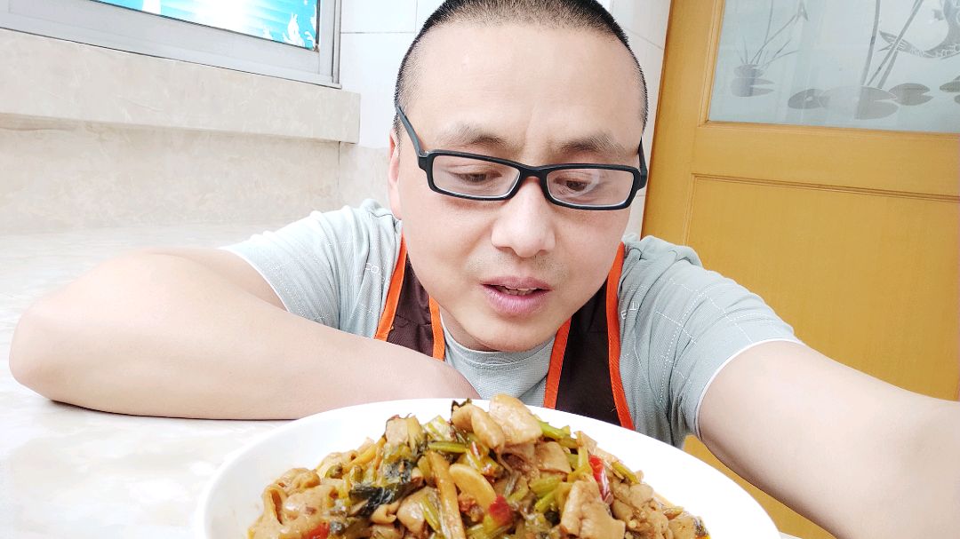 酸菜炒大肠在家做,比饭店味道好吃,配2碗大米饭吃过瘾