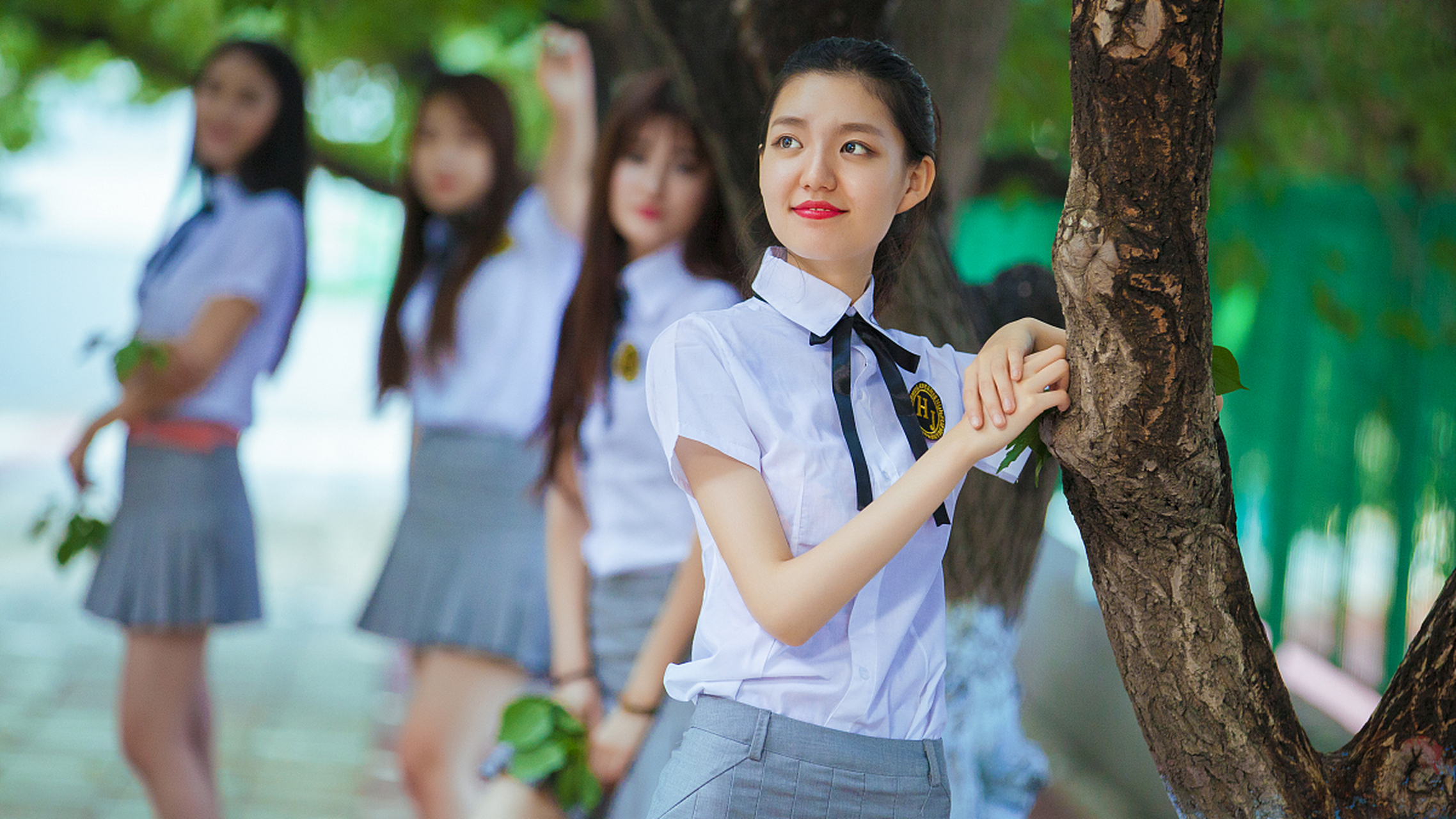 复古风潮正在全国高校中兴起,学生们穿着复古服装,关注经典作品,学习