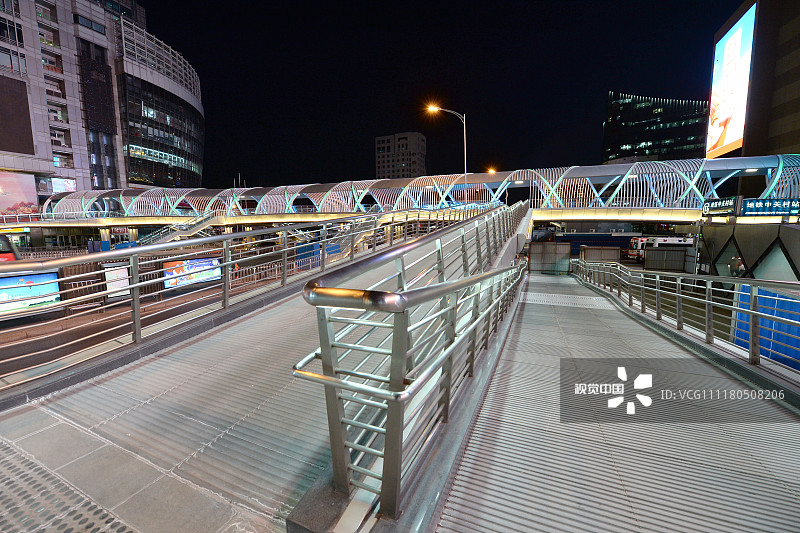 北京:中关村大街现双螺旋"时空隧道" 天桥灯光璀璨夜景美如画