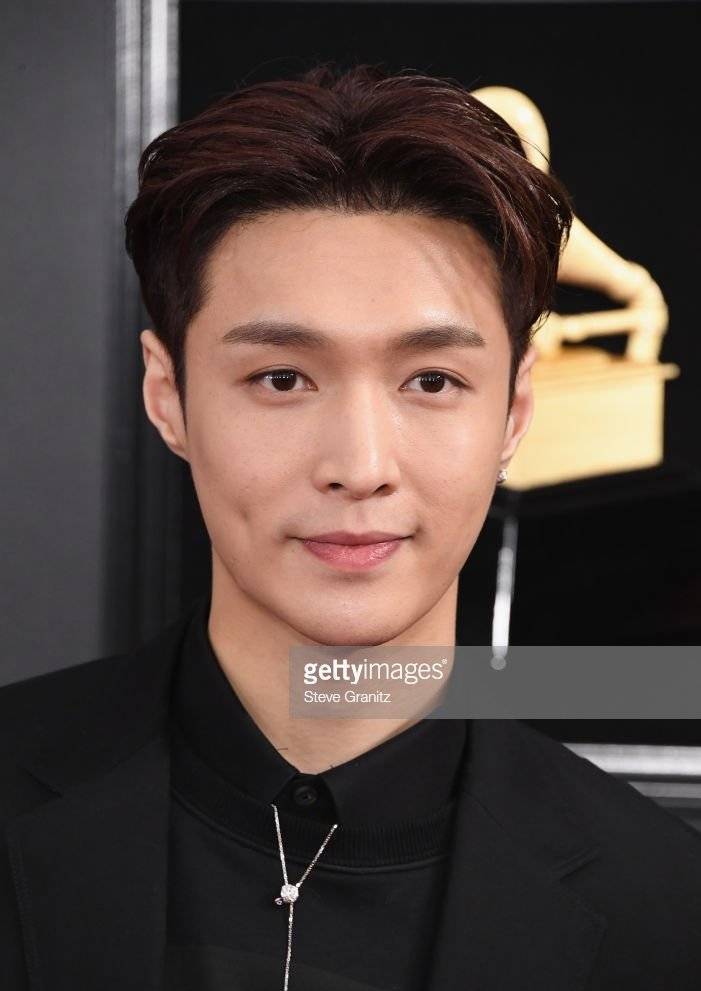 张艺兴出席格莱美红毯生图,颜值高皮肤状态好直接扛住了外网镜头