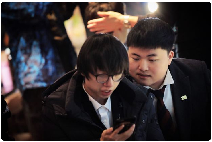 lol颁奖盛典:rng辅助小明头发成亮点,粉丝呼吁保护小明发际线!