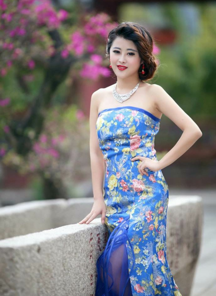 抹胸旗袍真的太美了,个个似出水芙蓉,就连西方美女也喜欢穿