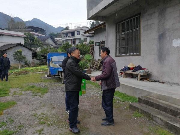 湖北民族大学校长顿祖义,纪委书记韩思懿到王家村走访慰问贫困户