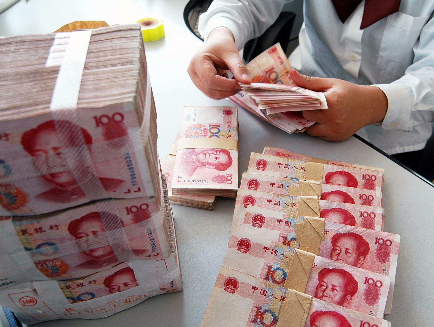 "拿出100万现金存款的家庭,在国内最起码高达90%,如果一个家庭连100万