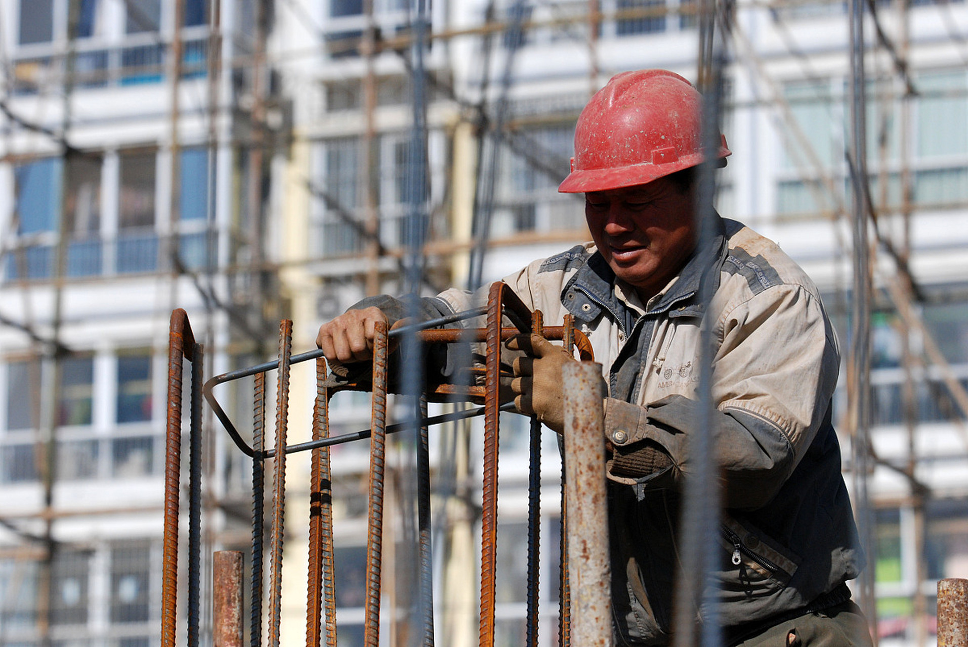 年轻人对工地工作失去兴趣,30岁以下建筑工人仅占15%,50岁以上高达45%