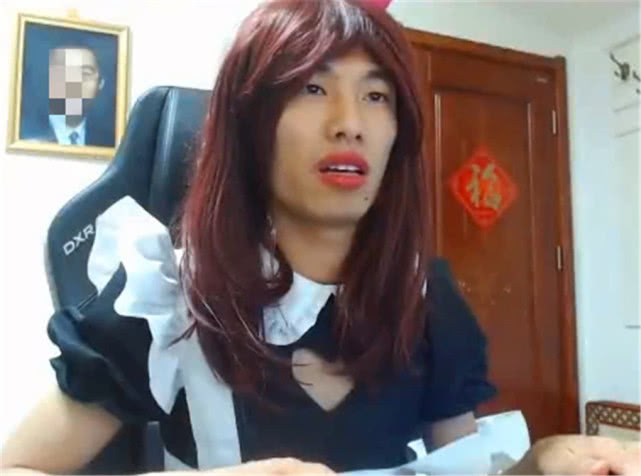 dnf:旭旭宝宝彻底放飞自我 穿女装出镜 水友:这谁顶得住!