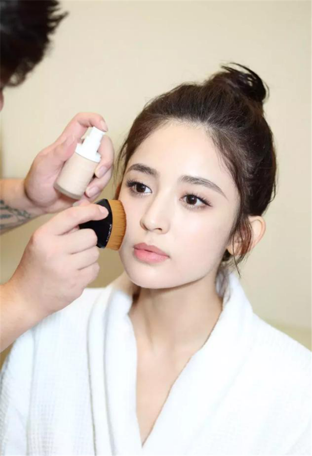 如果是整个眉毛都偏淡的女生,一定要记住野生眉之所以自然,是因为化出