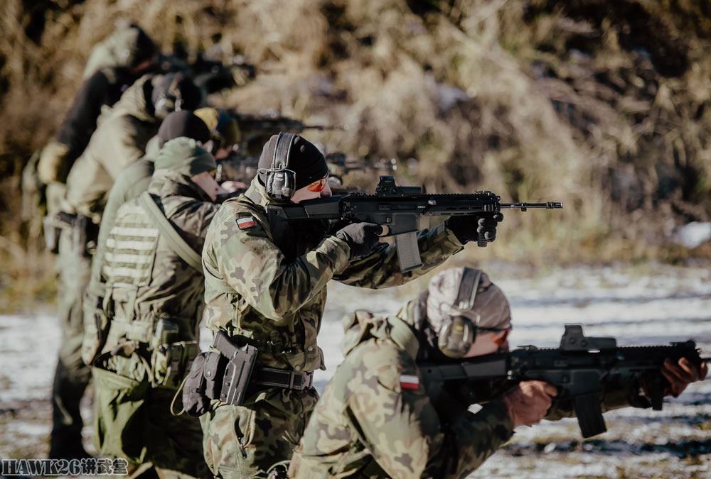 波兰军队战术射击训练 配备新型步枪手枪 摸索全军换装培训经验