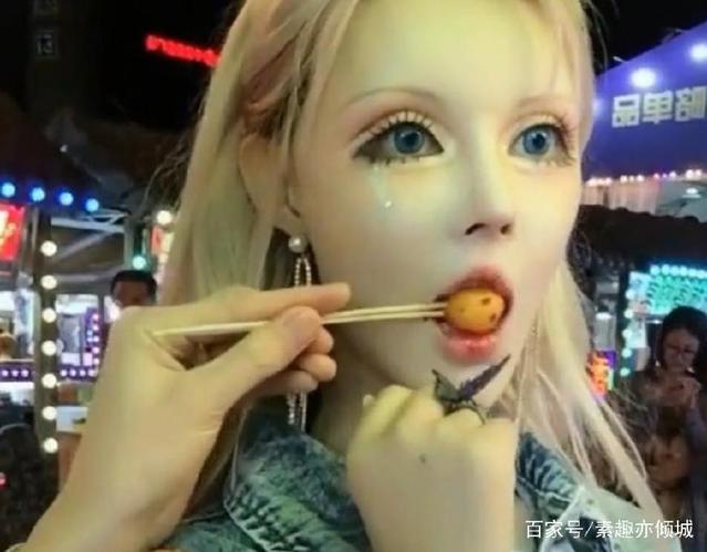 网红芭比迪丽拉,整容后,却连香肠都吃不下,网友:请求打码!