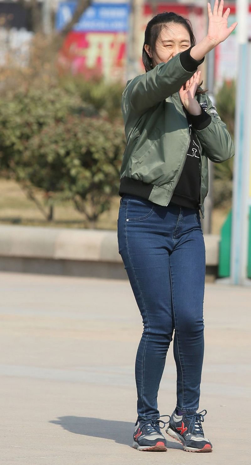 街拍:美女穿紧身牛仔裤跳街头舞蹈,吸引众多路人围观