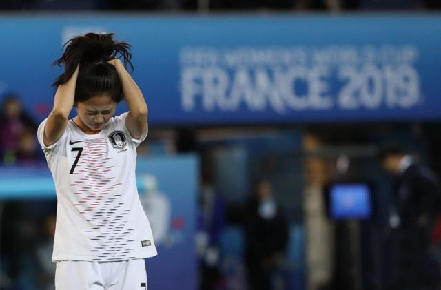 韩国女足美女李玟娥,曾与赵丽娜爆发冲突,世界杯因抱头被赞可爱