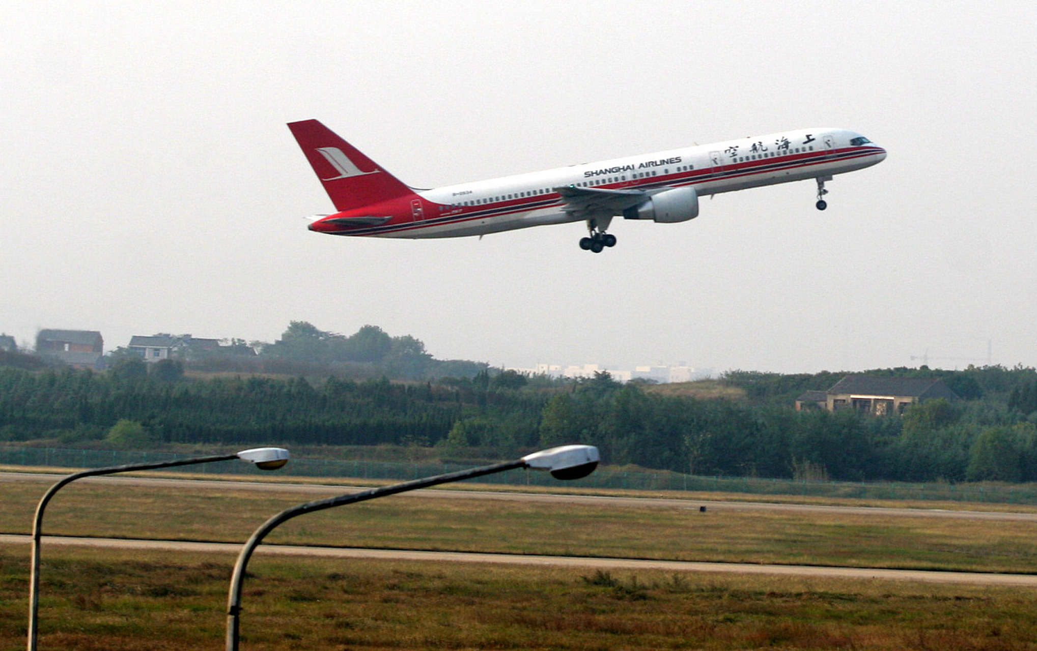 南京一架飞机因气候原因延误了6个半小时,但让乘客们意外的是,在登机