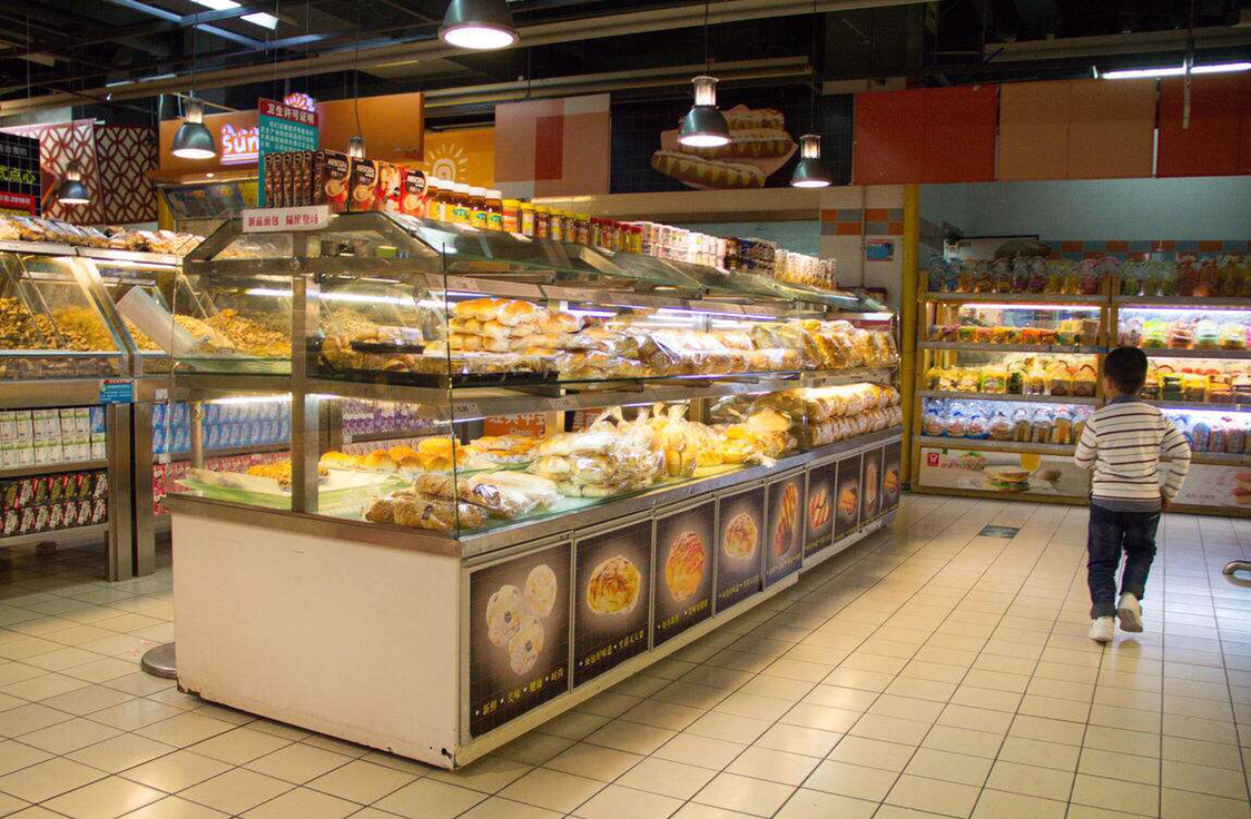 超市过期面包怎么处理,为何不救济贫困的人?超市老板说出实情